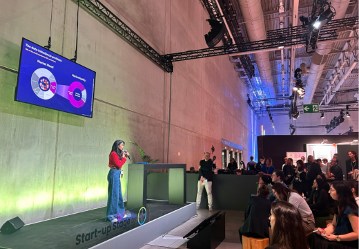 Dr. Manasi Aichmüller-Ratnaparkhe presenting on the Startup Stage at bio:cap Europe